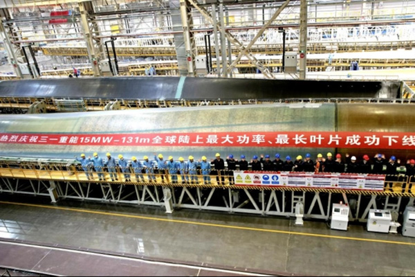 131米，全球最長(zhǎng)陸風(fēng)碳纖維風(fēng)電葉片成功下線(xiàn)