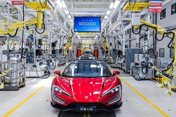比亞迪第900萬輛新能源汽車下線，仰望U9車身碳纖維打造